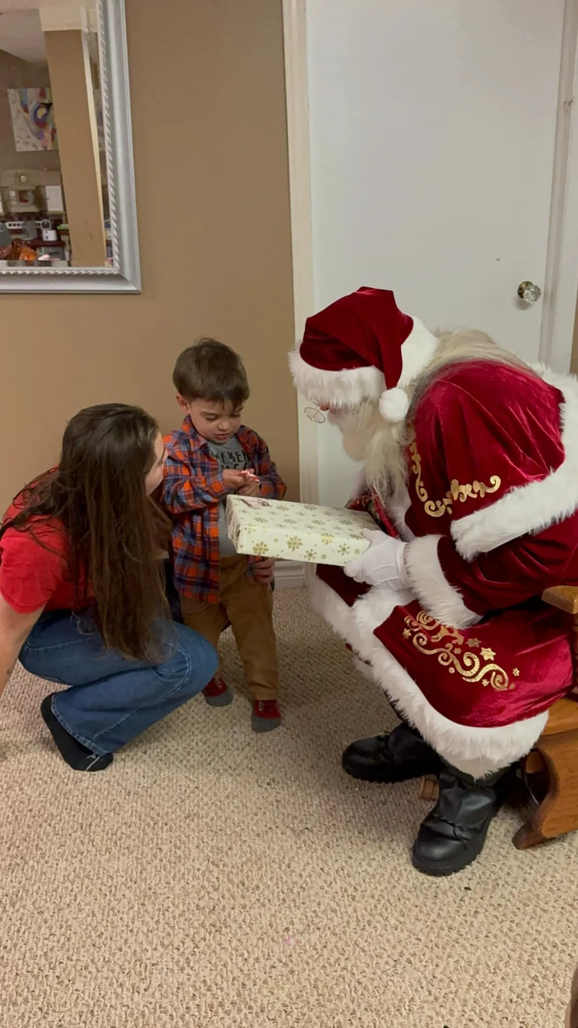 Santa Claus Niagara sharing a Christmas moment with a family
